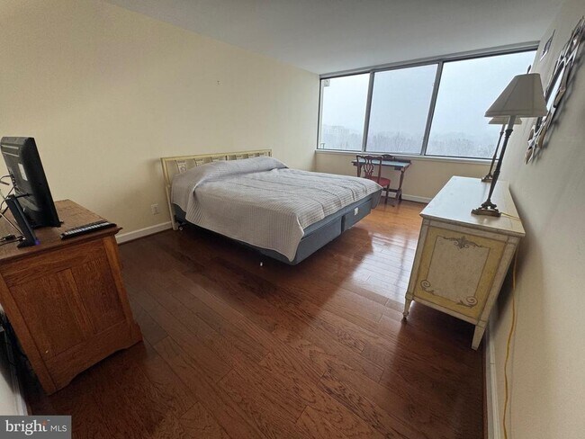 Building Photo - 5101 River Rd