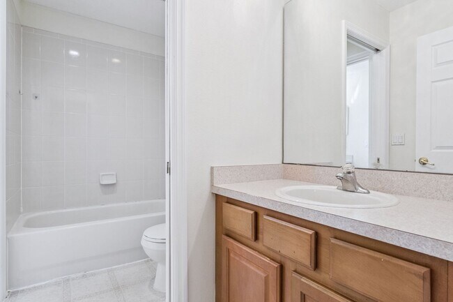 Building Photo - Large 6 Bedroom Rental in Gated Avalon Lak...