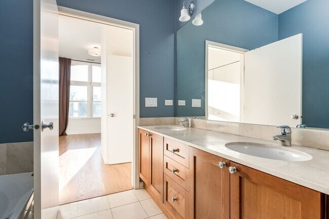 Building Photo - 2089 W Wabansia Ave