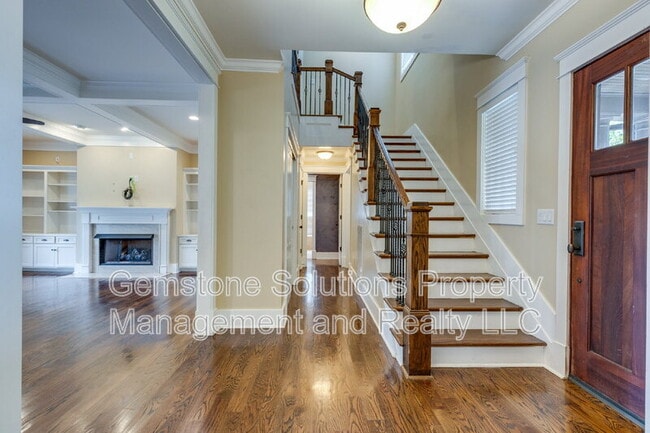 Building Photo - 210 38th Ave N