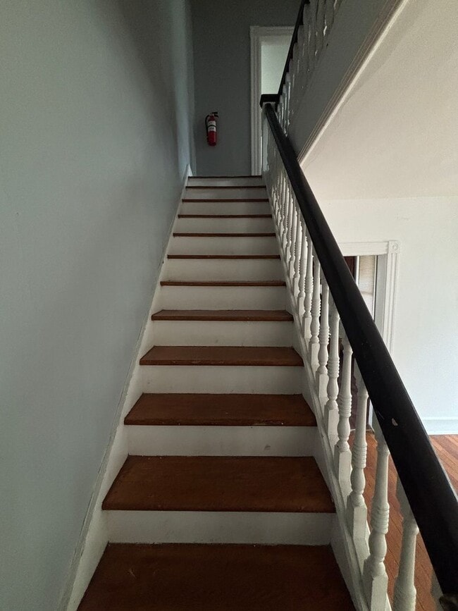 Building Photo - 4 Bedroom 2 bath ready Immediately