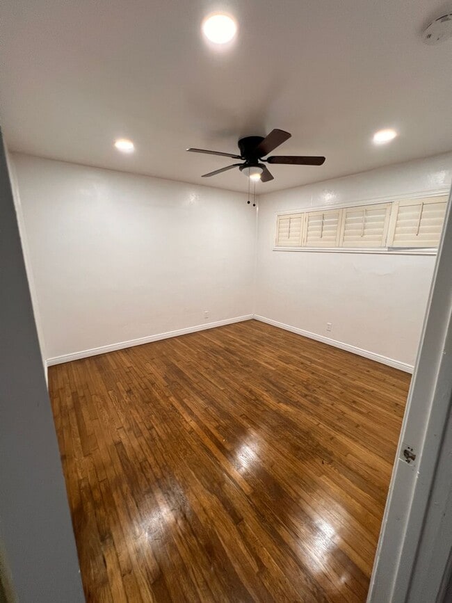 Building Photo - HOUSE