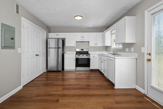 Building Photo - 2320 Willowbrook Dr