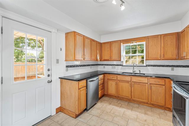 Building Photo - 3042 Newcastle Dr