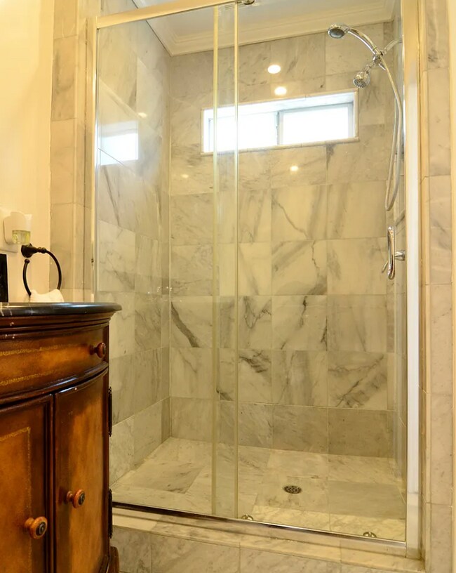 Building Photo - 1020 Havenhurst Dr