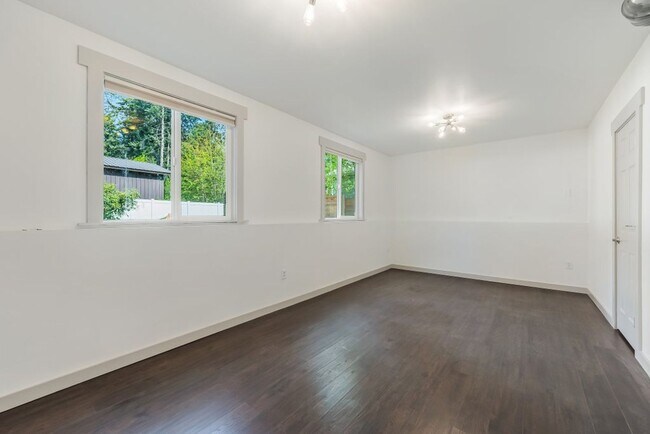 Building Photo - Emerald Estates 4 bed 2 bath with fenced yard