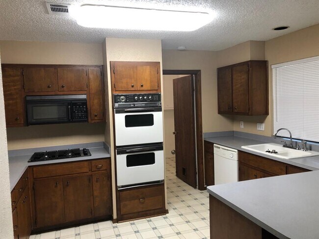 Building Photo - 10502 Doering Ln