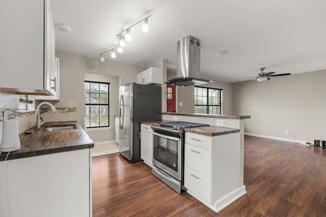 Building Photo - Beautiful home located in the heart of downtown!