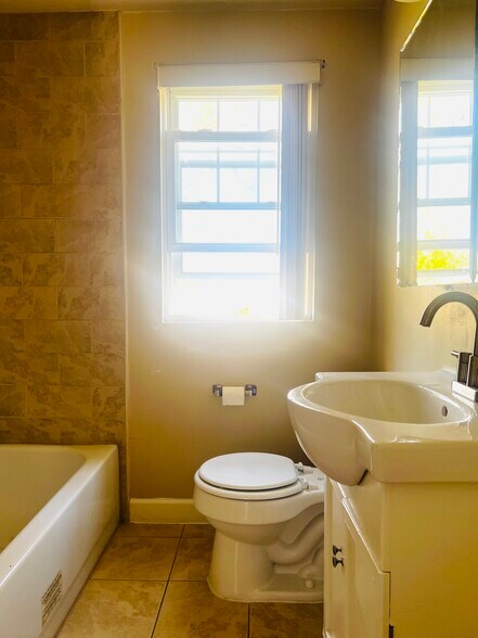 Building Photo - 6900 Hawthorne St