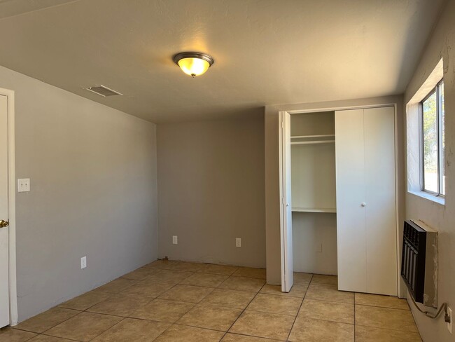 Building Photo - 3 Bedroom 2 Bath Home! close to the UofA!