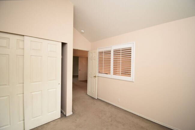 Building Photo - 2122 Rainbow Point Dr
