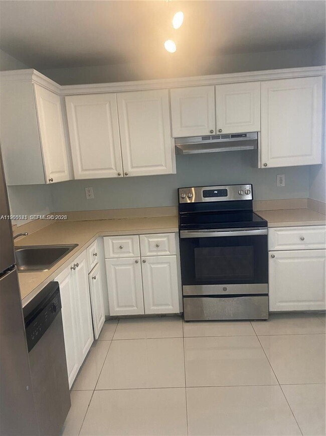 Building Photo - 731 N Pine Island Rd