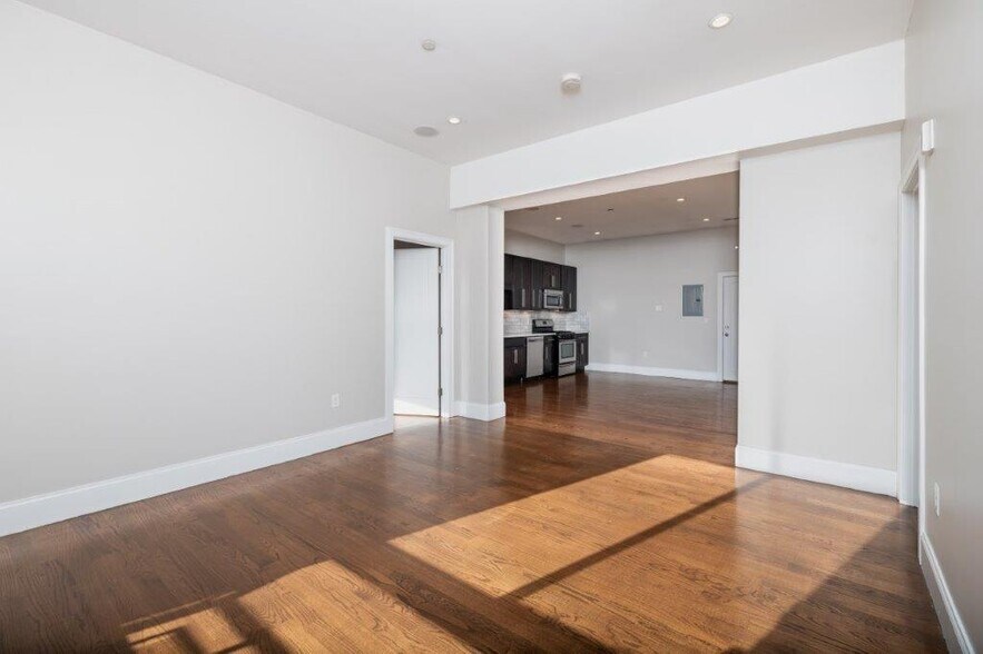 Building Photo - 339 D St