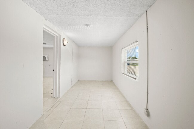 Building Photo - 1125 W 28th St