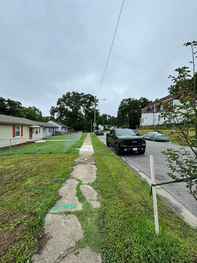 Building Photo - Cozy 3 bed 1 bath w Central HVAC
