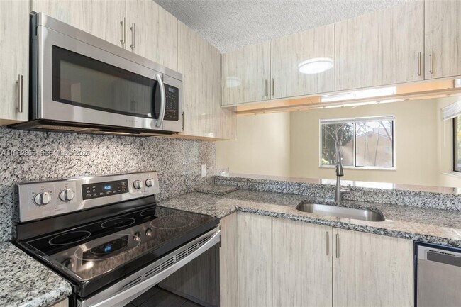 Building Photo - 1208 Coral Club Dr