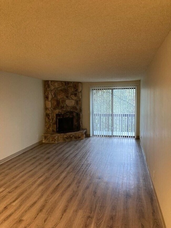 Building Photo - 3883 Colony Oaks Dr