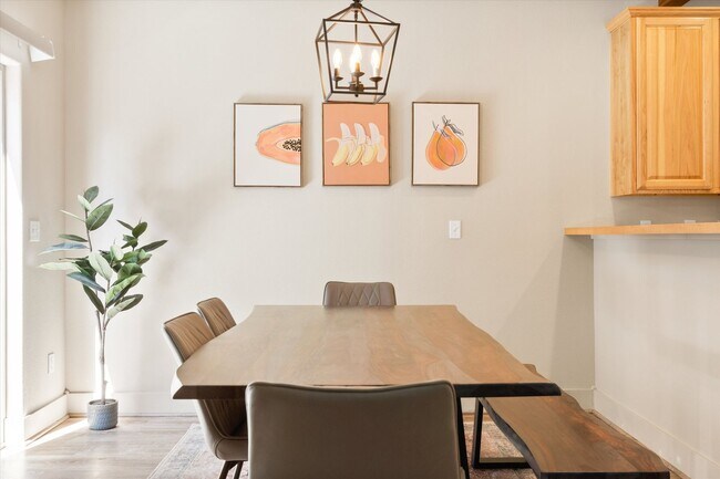 Building Photo - Charming, Furnished 3 bedroom Home w/ Garage