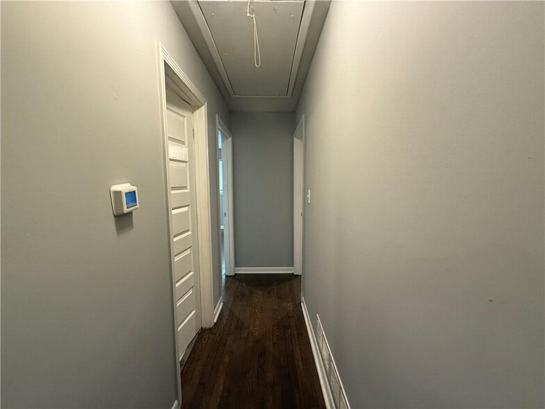 Building Photo - Room in House on Carolyn Dr SW