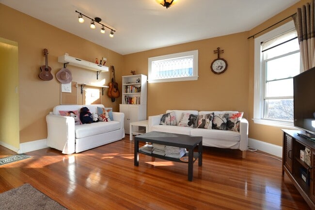 Building Photo - 4bed 2bath in Waltham 9/1