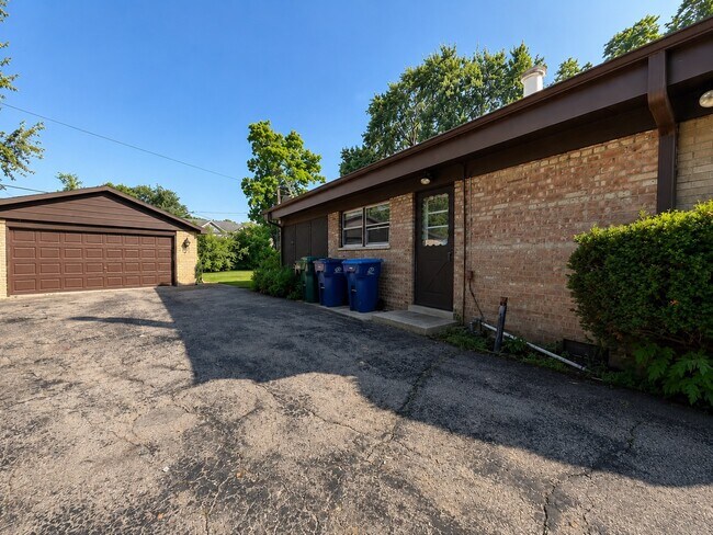 Building Photo - 406 Sunset Dr