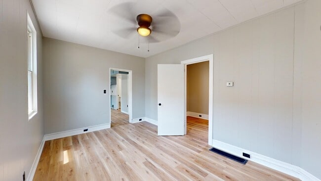 Building Photo - 3 Bed Single Family with Huge Kitchen and ...