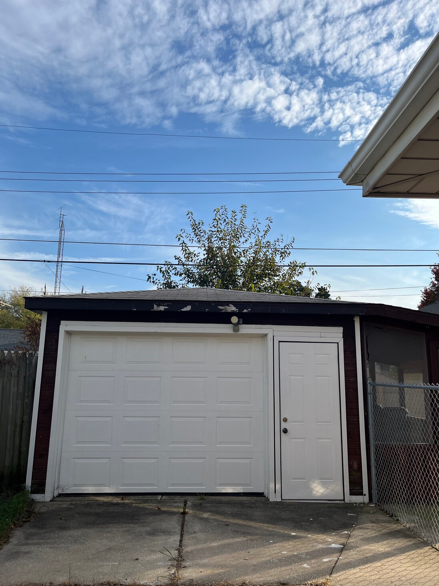 1.5 garage - 1231 Harmony Dr