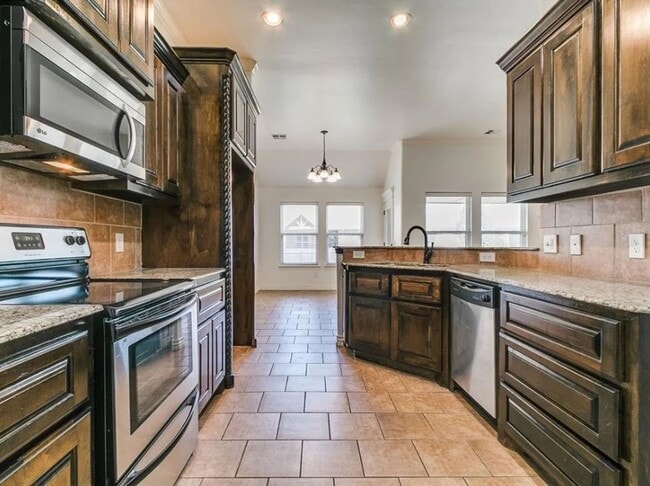 Building Photo - Spacious 4 Bed 2 Bath + Bonus Room In Edmond