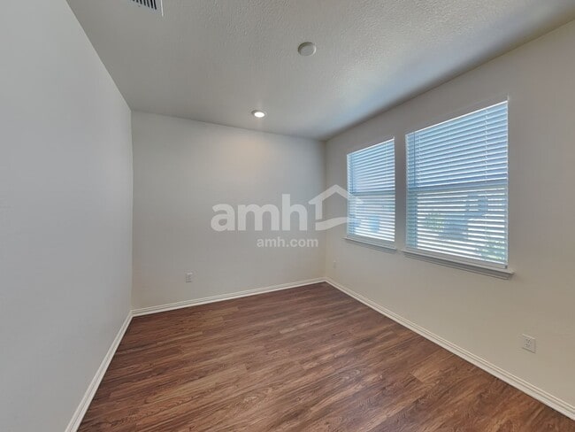 Building Photo - 2721 Meadowood Heights