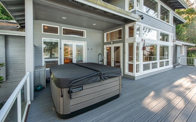 Building Photo - Beautiful Custom Home Overlooking Sequim Bay