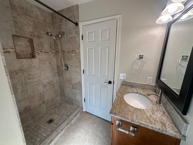 Building Photo - 2 Bedroom 2 Bathroom Updated Duplex with Y...