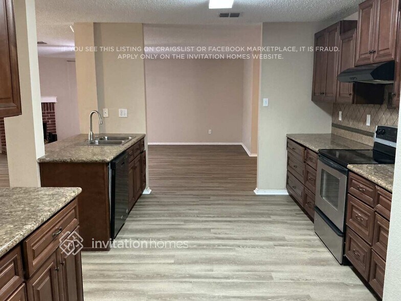 Building Photo - 1537 Englewood Dr