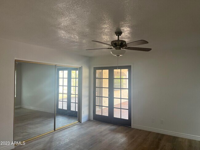 Building Photo - 1733 N La Rosa Dr