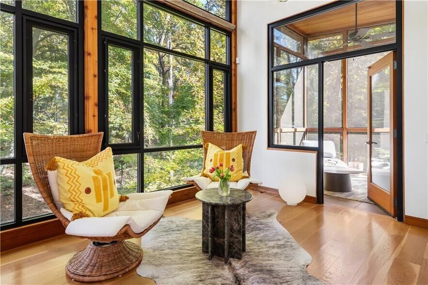 Building Photo - 515 Claire Dr NE