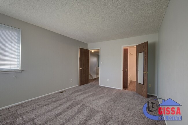Building Photo - Cute townhome with 2 bedrooms - 1 1/2 bath...
