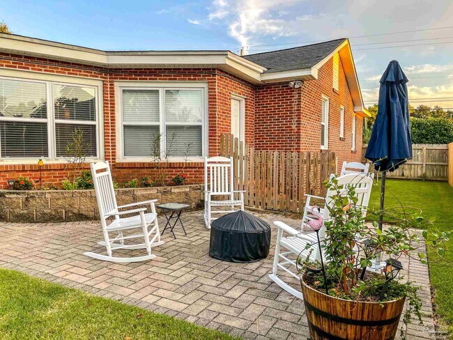 Building Photo - 1618 W Garden St