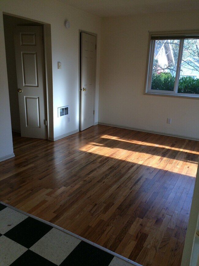 Building Photo - Corner 1bed, great location, bike storage,...