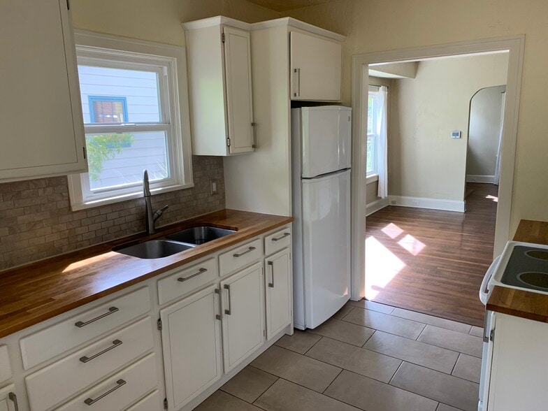 Kitchen - 5726 North Montana Avenue