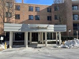 Building Photo - 1637 Oakwood Dr