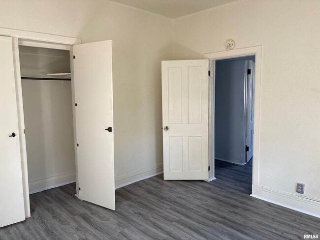 Building Photo - 901 NE Glen Oak Ave