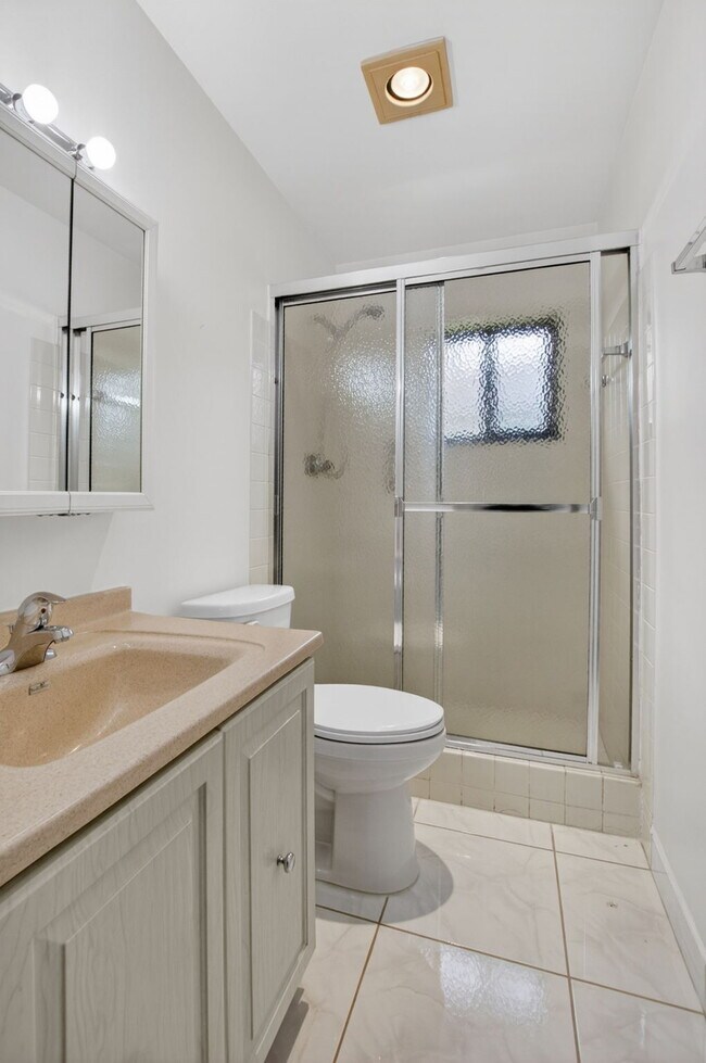 Building Photo - "Spacious 2-Bed, 2-Bath Boynton Beach Gem with Modern Granite Elegance – 1400 Sq Ft!"