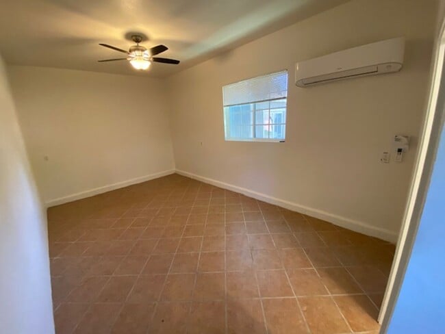Building Photo - Available Now!! 1 Bedroom 1 Bathroom Back Unit