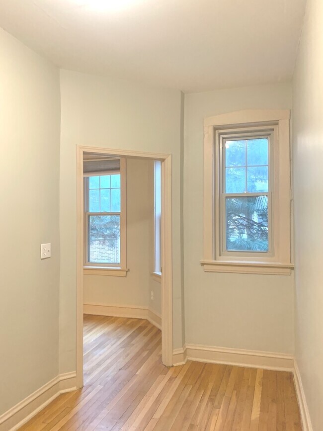 Building Photo - 836 W Sunnyside Ave