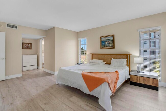 Building Photo - 2800 N Palm Aire Dr