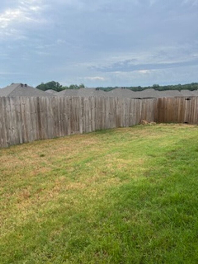 Building Photo - Three Bedroom / Two Bath Home/Two Car Garage/Fenced Backyard