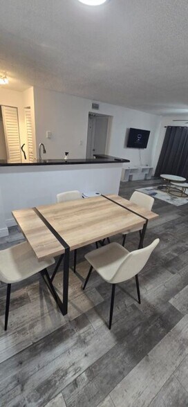 Building Photo - 530 S Park Rd