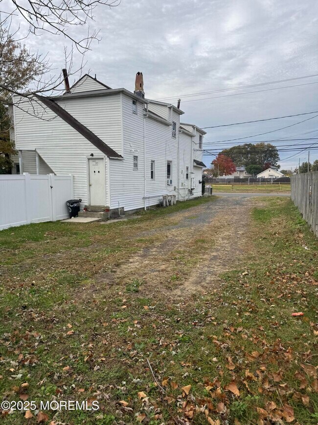 Building Photo - 172 Carr Ave