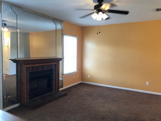 Building Photo - Lovely Ranch in Grassfield School District!