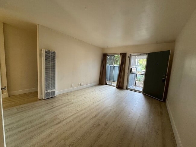 Building Photo - Adorable 2 bed 1 bath unit located in a 4 Plex close to Downtown Vacaville!!