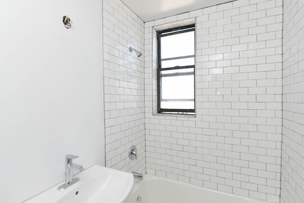 Building Photo - 3335 W Diversey Ave